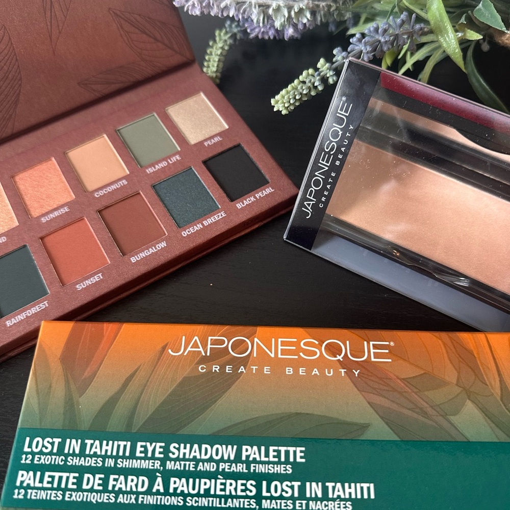 Lost in Tahiti Eye Shadow Palette - Vibrant Shades & Ombré Highlighter Kumadori